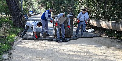 Çıralı’da bozulan yollara parke taşı döşeniyor