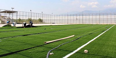 Kaş’taki Kınık ve Yeşilköy halı sahaları yenileniyor