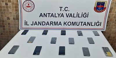 Piyasa değeri yaklaşık 150 bin TL'lik 14 adet cep telefonu ele geçirildi