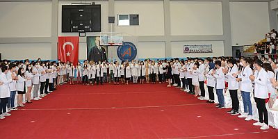 Tıp Fakültesi birinci sınıf öğrencileri beyaz önlüklerini törenle giydi