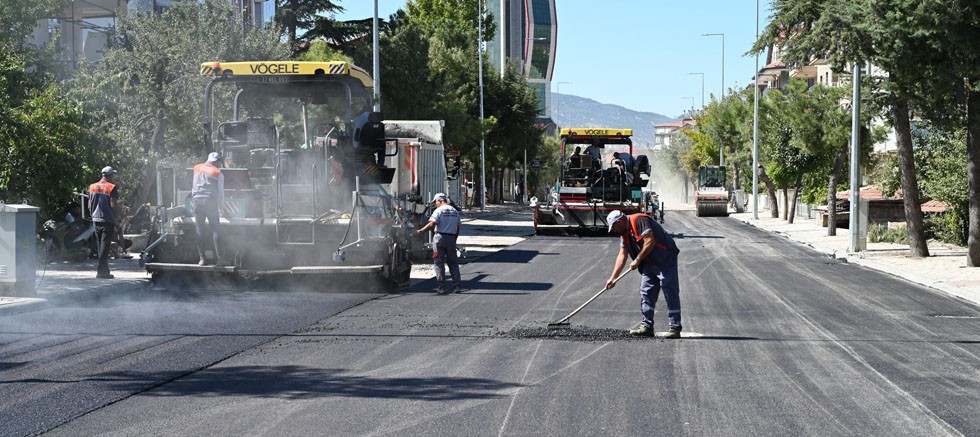 123 caddenin asfaltı yenileniyor, 144 caddeye begonit taş döşeniyor