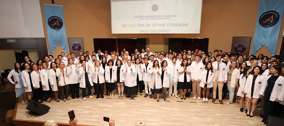 330 Hekim Adayı Beyaz Önlüklerini Törenle Giydi