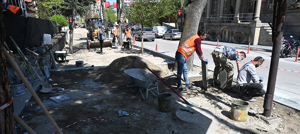 6 Mart Caddesi’nde kaldırım yenileme çalışmaları sürüyor