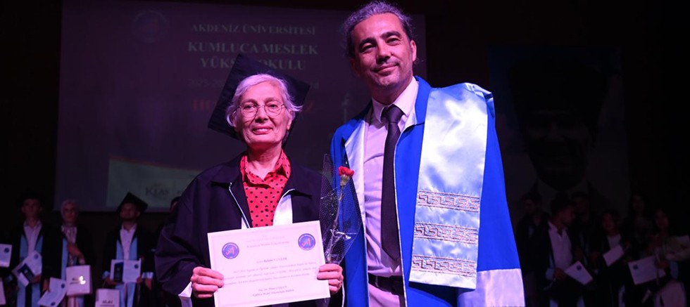 70 Yaşındaki Mezuna Diplomasını Dekan Oğlu Verdi