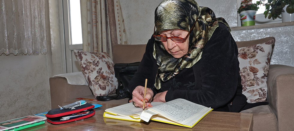 84 yaşındaki Ayşe Nine okuma yazmayı, Afrikalı Cisse Türkçe’yi ATASEM’de öğreniyor