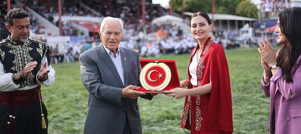 Ahmet Ayık'tan Başkan Caran'a Türk Bayrağı