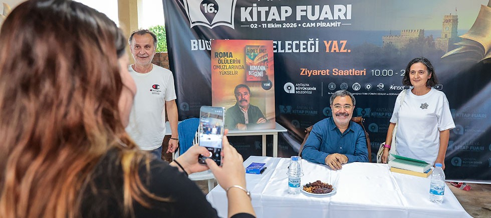 Ahmet Ümit imza gününde okurlarıyla buluştu