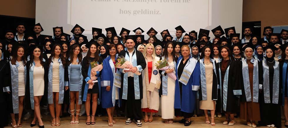 Akdeniz’in Beyaz Melekleri Hemşirelere Coşkulu Mezuniyet
