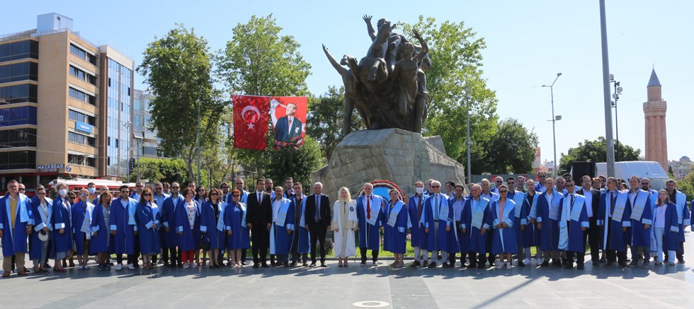 Akdeniz Üniversitesi’nin 40. yılında Atatürk Anıtı’na çelenk bırakıldı