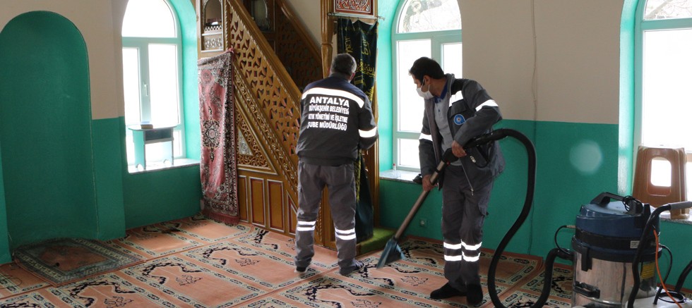 Akseki’de camilerde Ramazan temizliği
