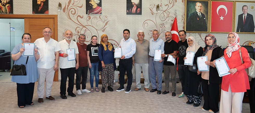 Aksu Belediyesi 12 vatandaşı tapularıyla buluşturdu
