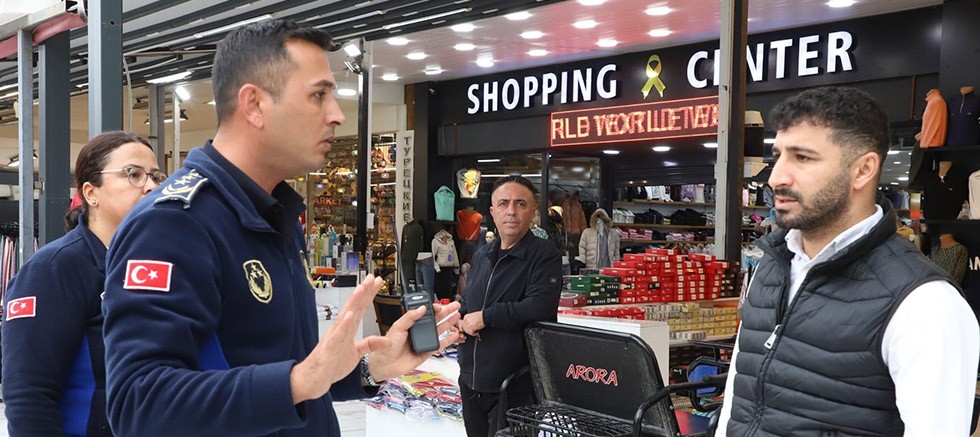 Aksu Belediyesi'nden kaldırım işgaline yönelik denetim