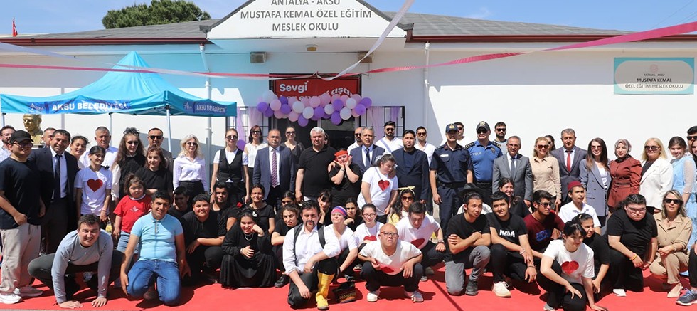 Aksu'da engeller sevgiyle aşıldı, özel öğrencilerden muhteşem gösteri