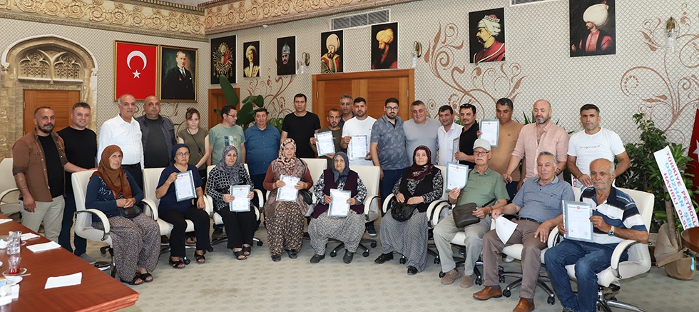 Aksu'da hak sahibi 15 vatandaş tapularını teslim aldı