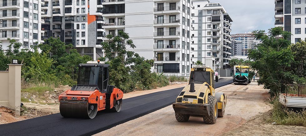 Alanya Belediyesi'nden Türkler ve Mahmutlar'da sıcak asfalt çalışması