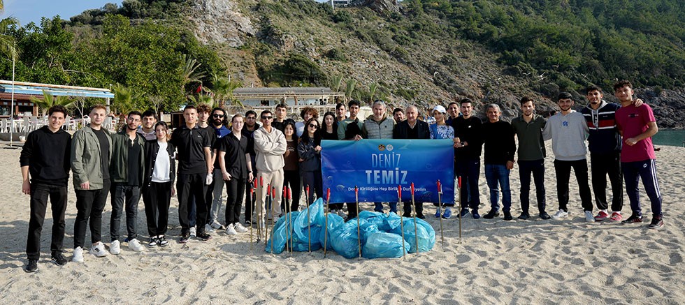 Alanya Belediyesi ve ALKÜ iş birliğinde sahiller temizleniyor