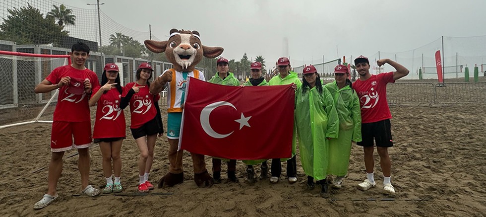 ALKÜ öğrencilerinden Dünya Şampiyonası'nda Cumhuriyet coşkusu