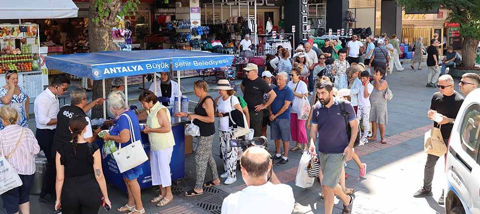 Antalya Büyükşehir Belediyesi geleneksel aşure ikramlarına başladı