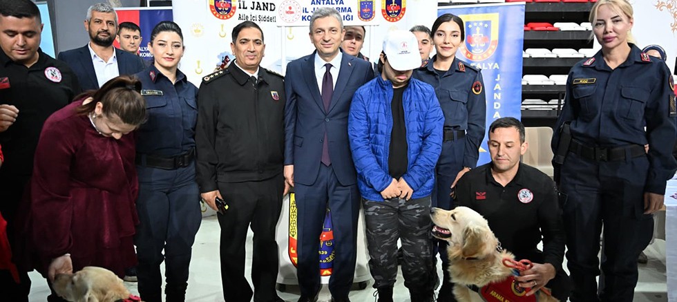 Antalya'da engeller sevgiyle aşılıyor