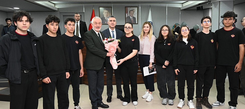 Aslı Derbent Özkan Isparta Anadolu Lisesi öğrencileri Belediye Meclisi’ne konuk oldu