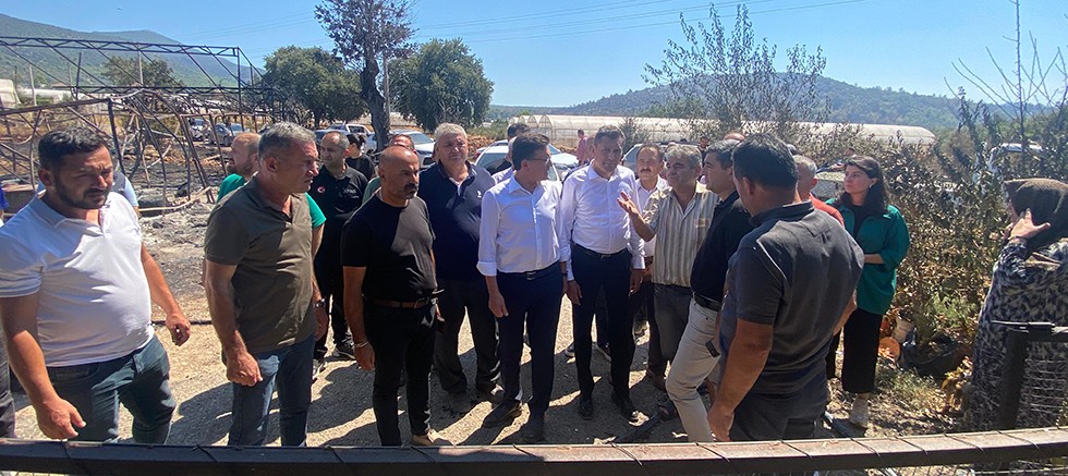 Atay Uslu Kaş'ta yangınzedeleri tek tek dinledi