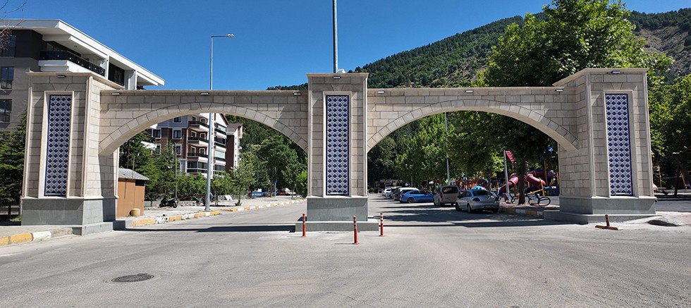 Ayazmana Mesireliği giriş takı yenilendi