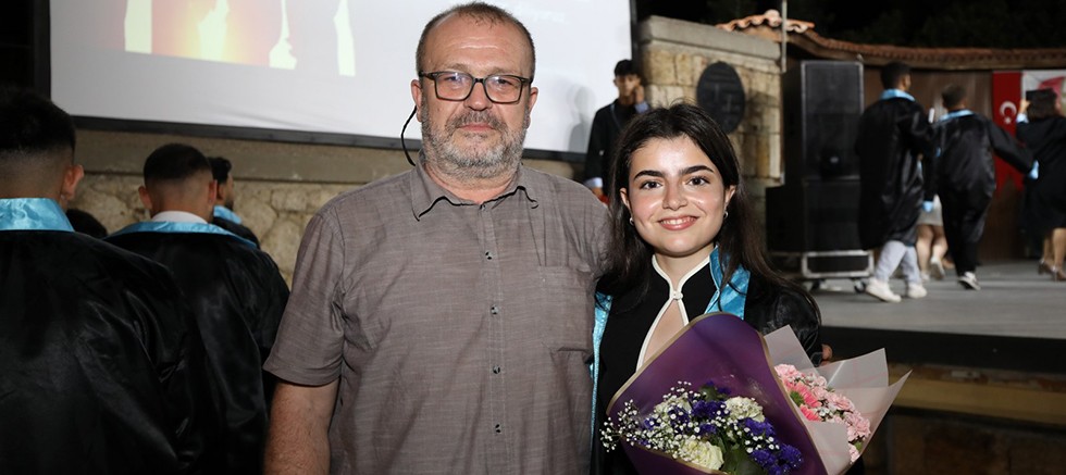 Babasından İlham Aldı, 59 Erkek Öğrenci Arasından Tek Kız Öğrenci Olarak Mezun Oldu 