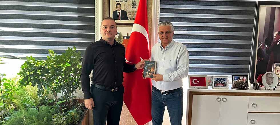 Balıca, yeni kitabını Başkan Topaloğlu’na takdim etti