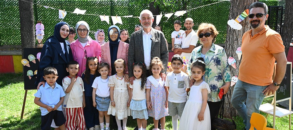 Başdeğirmen çifti, miniklerin karne heyecanını paylaştı