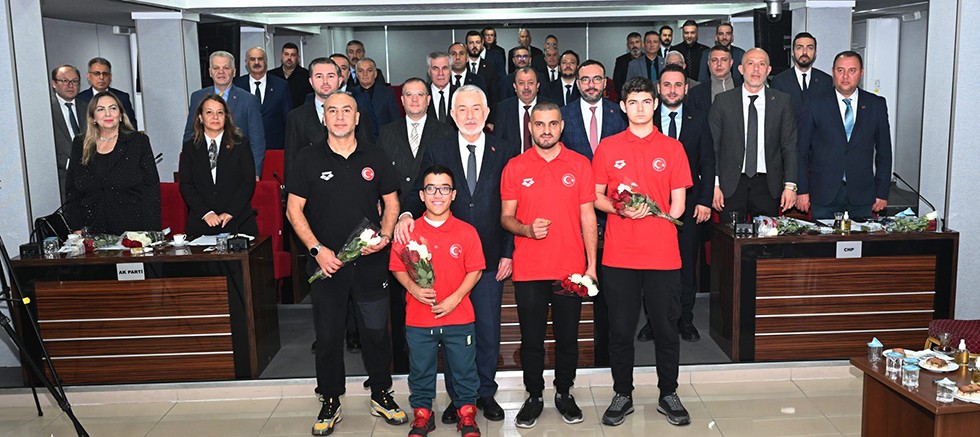 Başkan Başdeğirmen, engelli başarılı sporcuları altınla ödüllendirdi 
