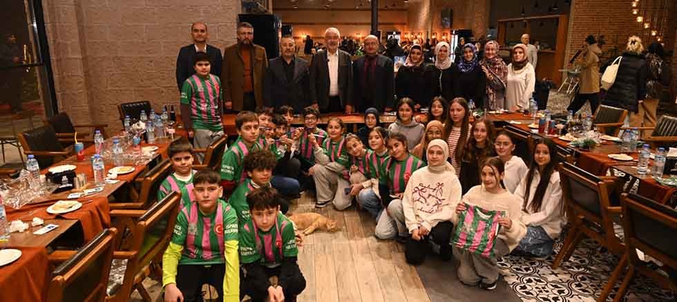 Başkan Başdeğirmen, şampiyon takımla buluştu