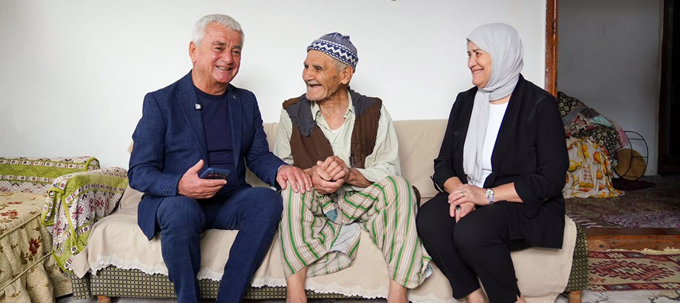 Başkan Geyikçi, Dünya Yaşlılar Günü’nde Büyükleri Ziyaret Etti
