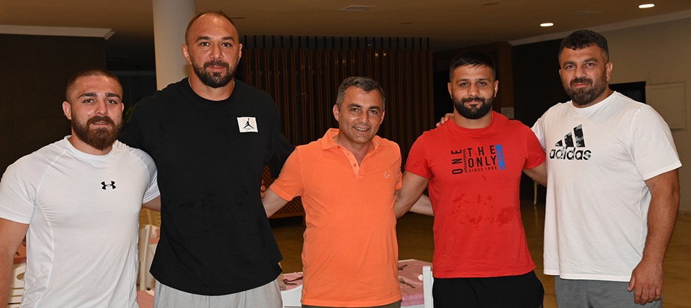 Başkan Kara'dan güreşçilere ödül