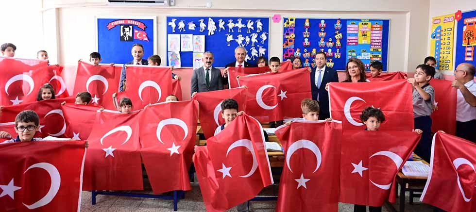 Başkan Kocagöz, öğrencilere bayrak hediye etti