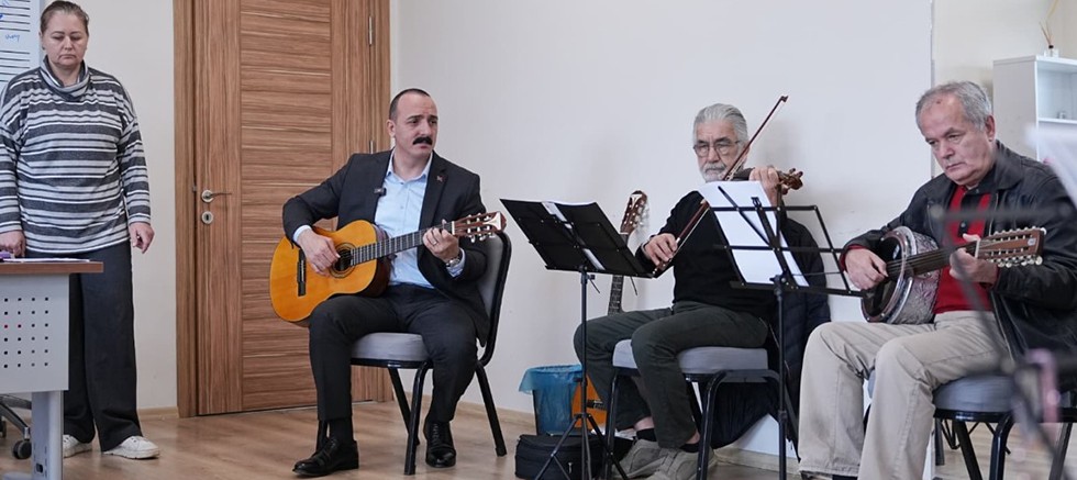 Başkan Kotan'dan kursiyerlere sürpriz: Derse katılıp enstrüman çaldı