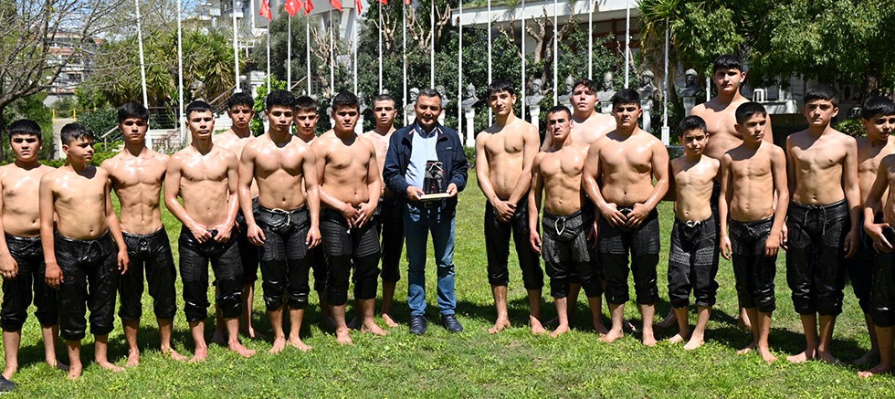Başkan Niyazi Nefi Kara'dan genç pehlivanlara moral ziyareti