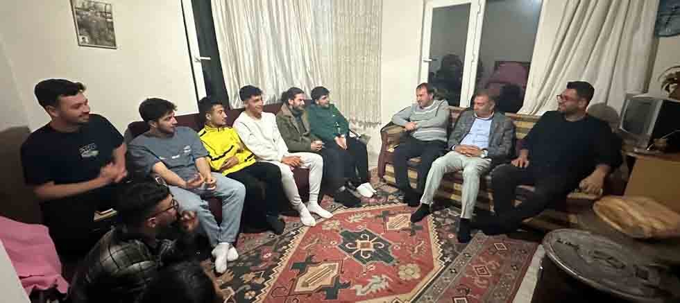 Başkan Özkan iftarı öğrenci evinde yaptı
