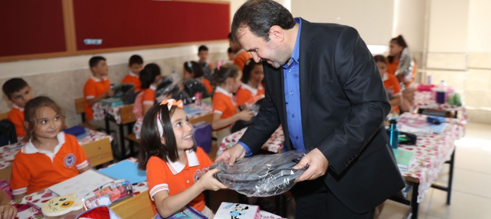 Başkan Özkan okullarda çanta ve kırtasiye malzemesi dağıtımı yaptı