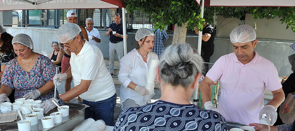 Başkan Topaloğlu’ndan aşure ikramı
