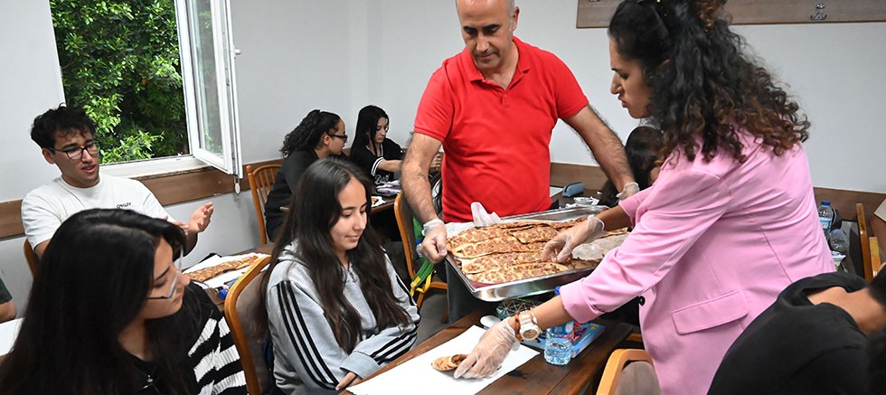 Başkan Topaloğlu’ndan öğrencilere yemek ikramı 