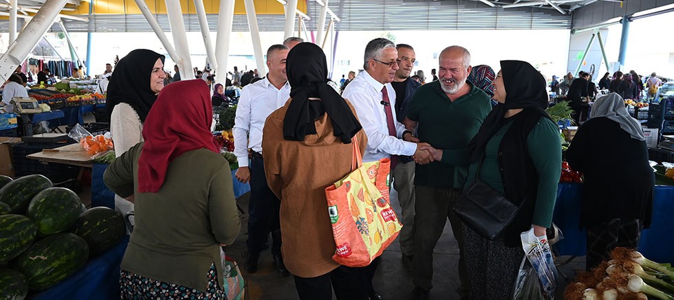 Başkan Topaloğlu’ndan pazar esnafına ziyaret 