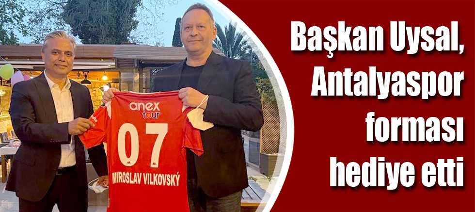 Başkan Uysal, Antalyaspor forması hediye etti