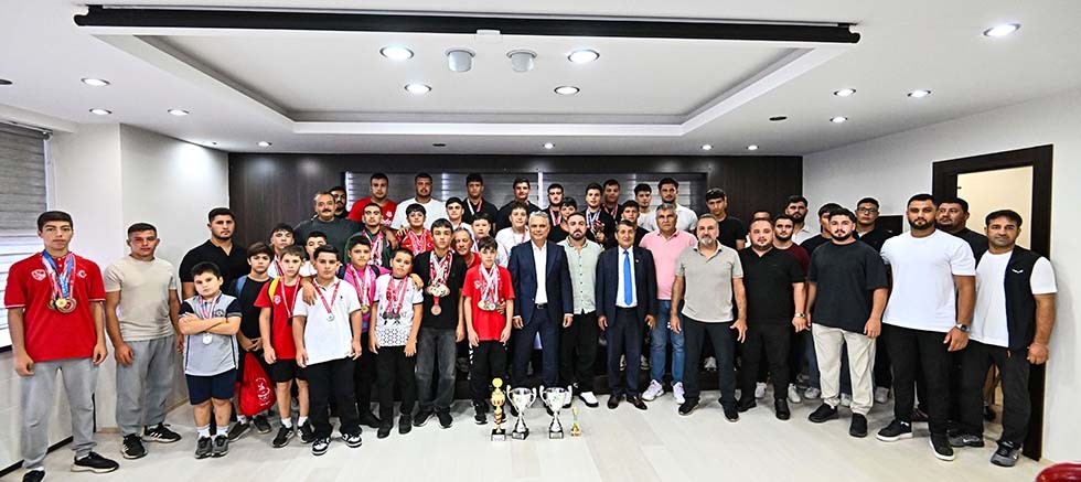 Başkan Uysal Muratpaşa Belediyespor güreşçileriyle bir araya geldi
