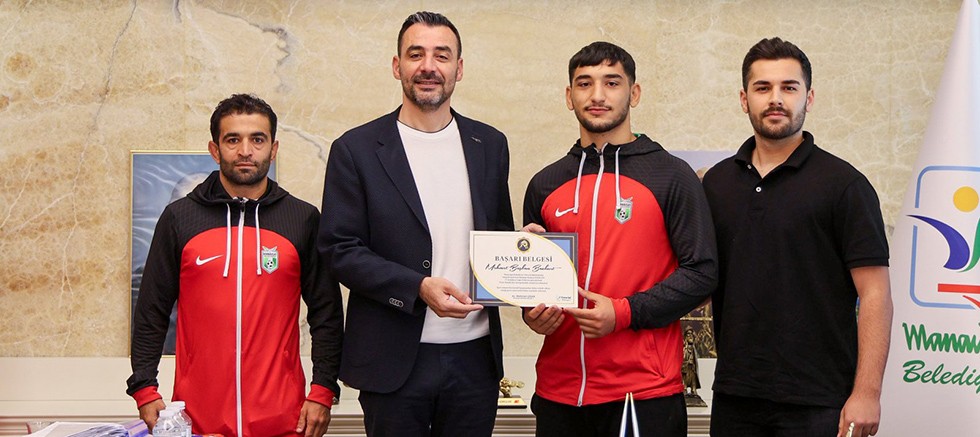 Başkan Vekili Çiçek başarılı sporcuları ödüllendirdi