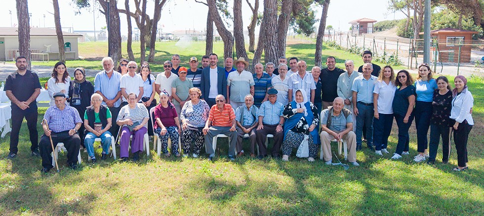 Başkan Vekili Çiçek, huzurevi sakinleriyle piknikte buluştu