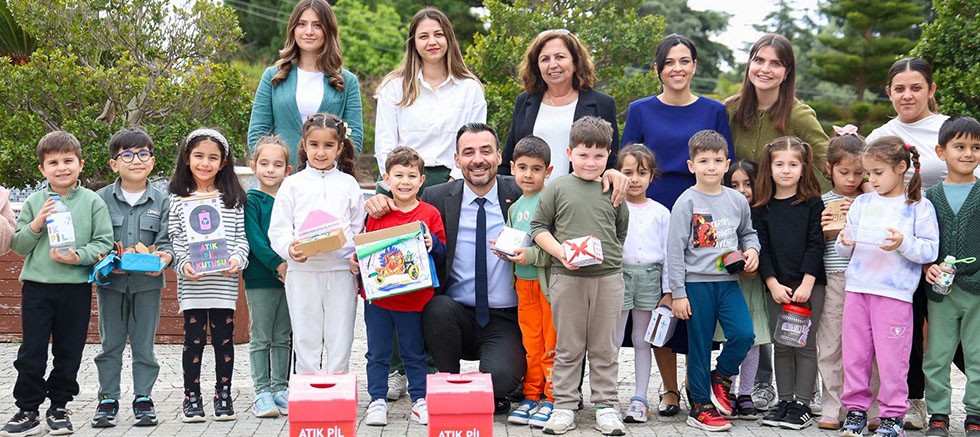Başkan Vekili Çiçek, miniklerin atık pil toplama etkinliğine katıldı