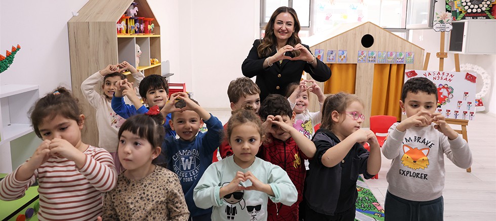 Başkan Vekili Özdemir çocuklarla kreşte buluştu