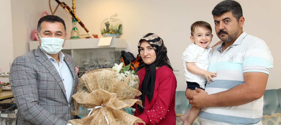 Başkan Yücel'den Ahmet bebeğin annesine sürpriz ziyaret