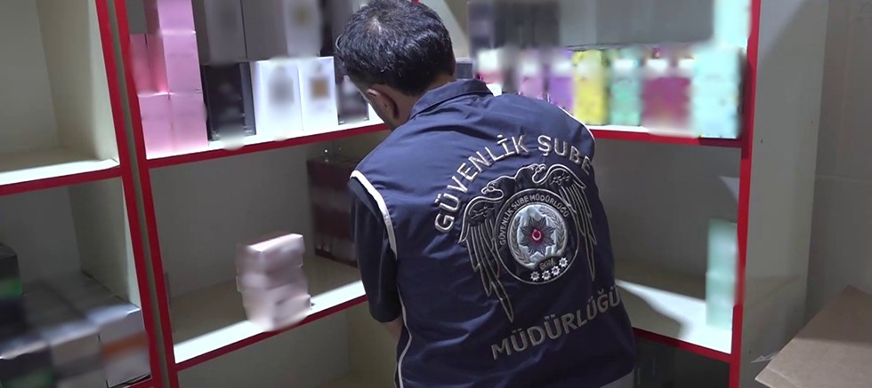 Bir İşyerinde Taklit Marka Ürünlere el konuldu