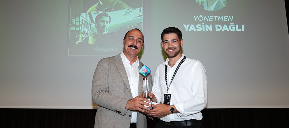 Birincilik ödülünü Başkan Kotan verdi